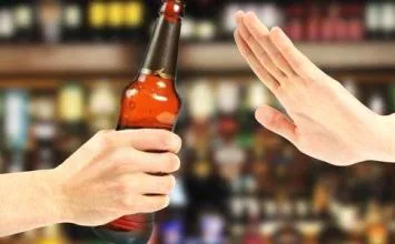 戒酒中的“心瘾”怎么破?认知行为疗法(CBT)如何帮你重建对酒的认知